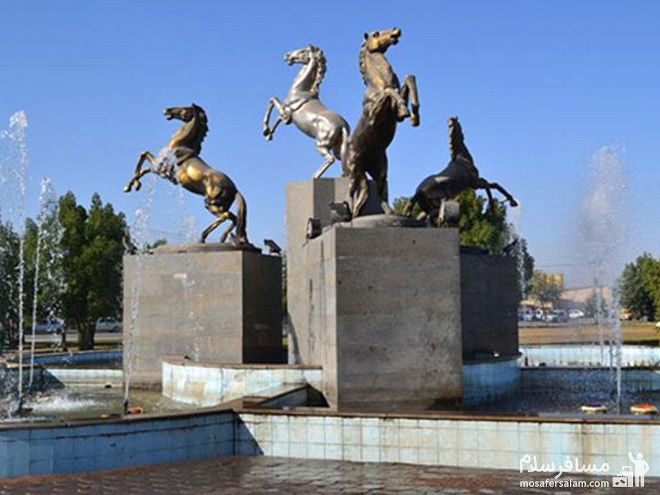 مجسمه چهار اسب