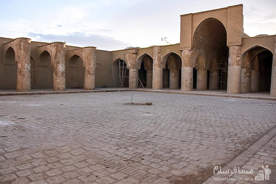 حیاط مسجد تاریخانه