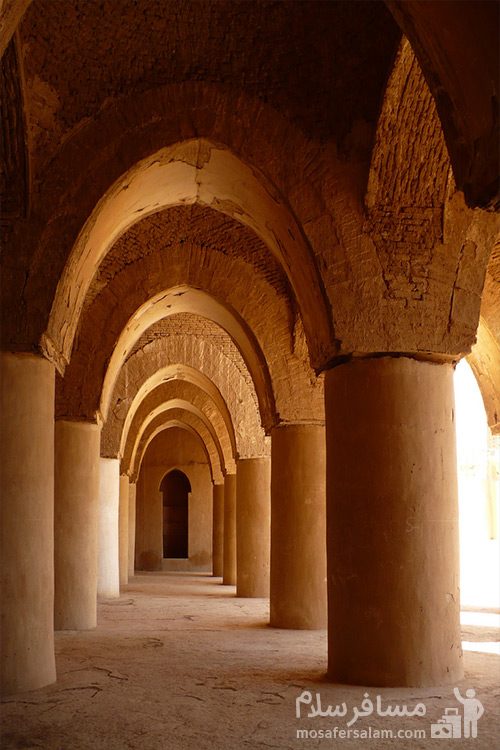 ستون های مسجد تاریخانه دامغان