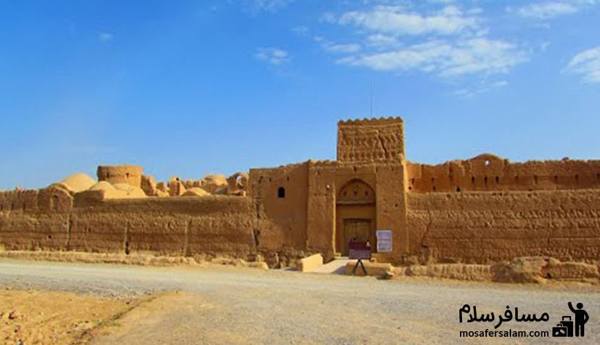 نمای بیرونی بنای تاریخی در روستای سریزد